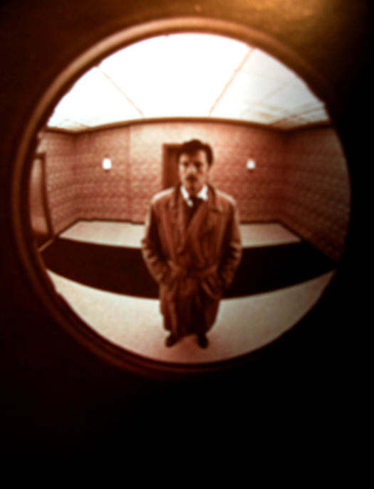 le-cercle-rouge-photo-delon-at-the-door-2